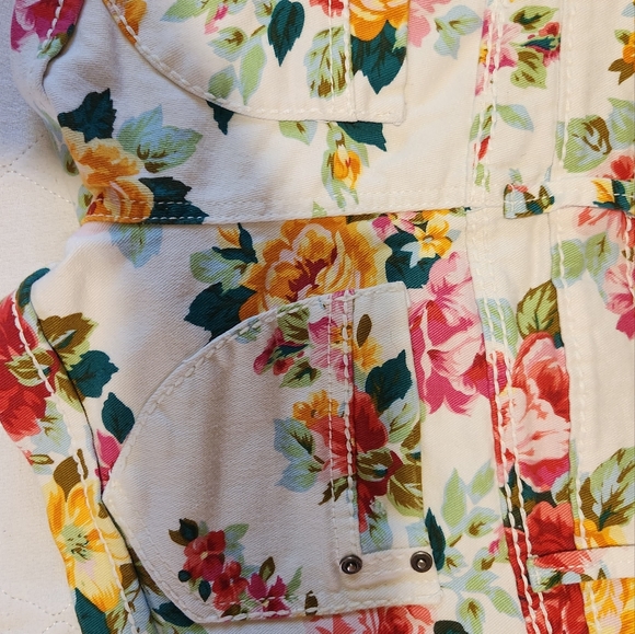 Vanilla Star Women's Floral Shorts Size 5 Like New - Picture 2 of 4